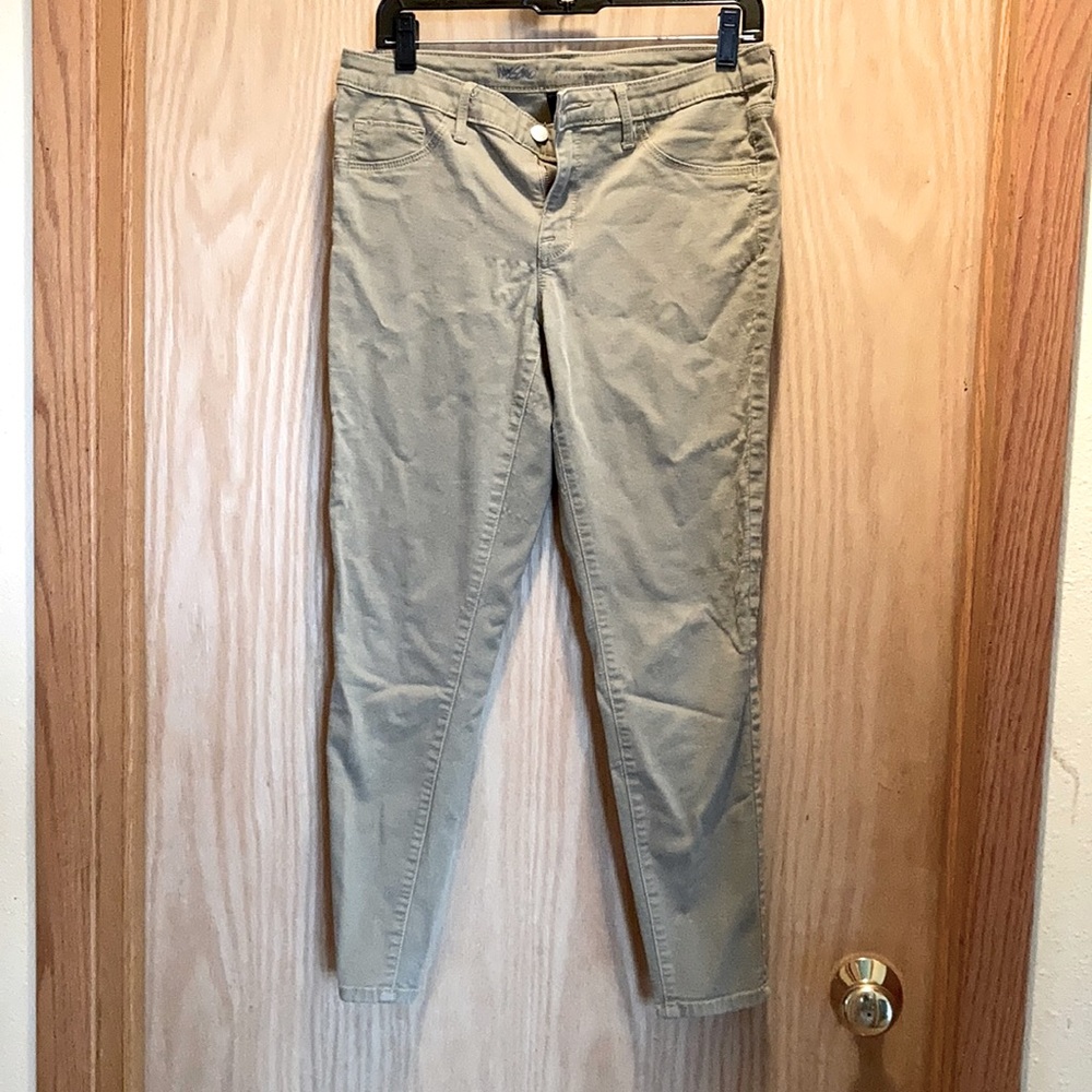 Women’s skinny khakis
